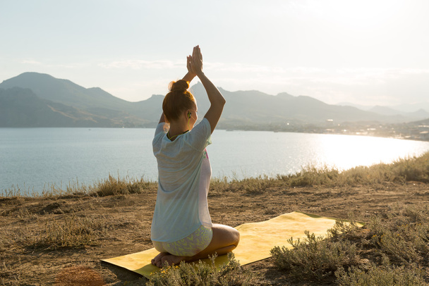 Yoga fille avec écouteurs sans fil
 - Photo, image