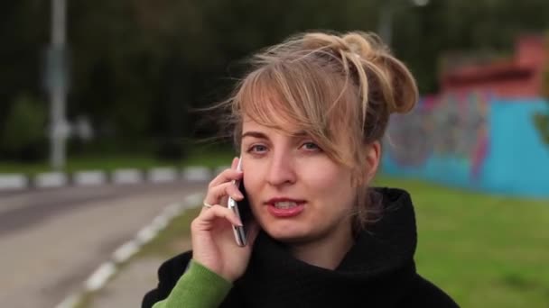woman using a phone - Materiał filmowy, wideo
