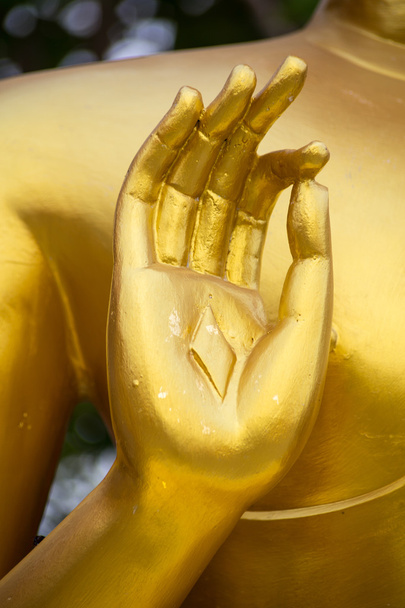 Estatua de Buda de oro mano canto de la paz y la concentración postura
. - Foto, Imagen