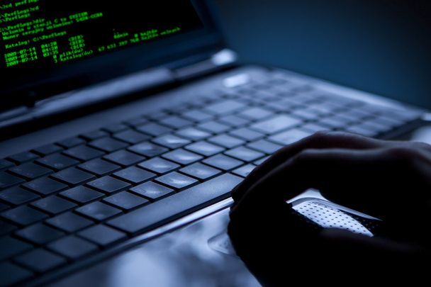 Hacker robando datos de una computadora portátil
 - Foto, imagen