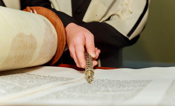 棒 Mitzvah でユダヤ教の律法を読んでいる少年の手 - 写真・画像