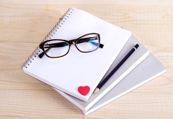 carnet lunettes coeur de crayon. l
 - Photo, image