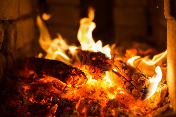 Holzkohle im Grill verbrennen - Foto, Bild