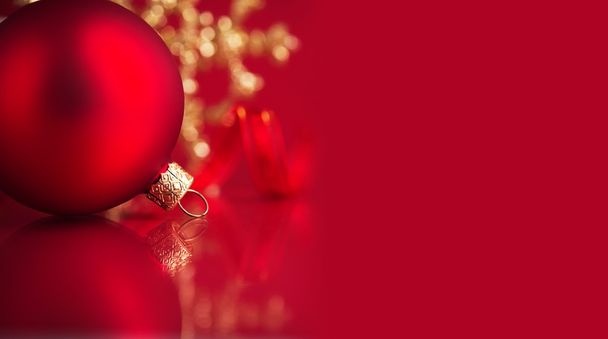 Ornamenti natalizi dorati e rossi su sfondo rosso con spazio copia
 - Foto, immagini