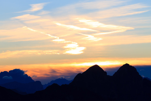 italienisches Bergpanorama im Morgengrauen - Foto, Bild