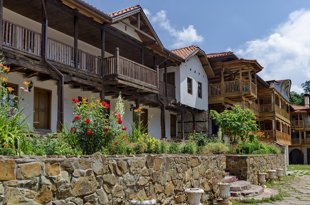 Blick auf den Innenhof mit altem und neuem Klosterhaus im restaurierten montenegrinischen oder giginski-Kloster  - Foto, Bild