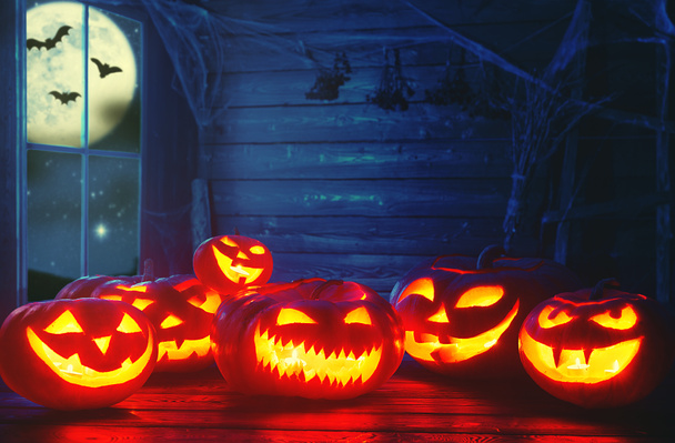 strašidelné halloween pozadí. strašidelné dýně s planoucíma očima a - Fotografie, Obrázek