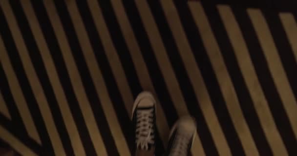 Man feet walking in hotel hallway - Filmati, video