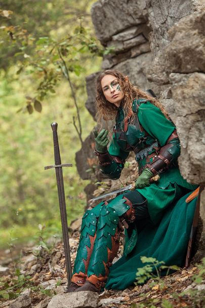 Elf γυναίκα σε πράσινο δέρμα πανοπλία με το στιλέτο - Φωτογραφία, εικόνα