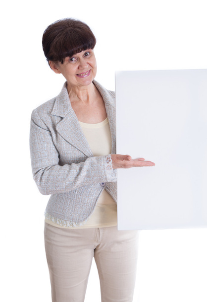 Пожилая женщина, позирующая как офисный работник, администратор или секретарь. Портрет на белом фоне
 - Фото, изображение