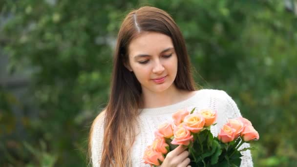 footage woman holding a bouquet of flowers outdoors. 4k - Séquence, vidéo