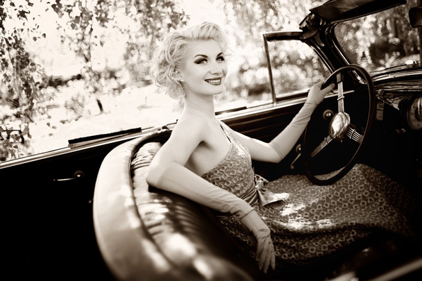lachende retro vrouw in cabriolet - Foto, afbeelding