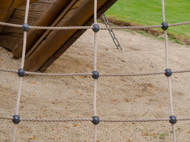 Веревка завязана узлом, Детская игрушка на детской площадке
.    - Фото, изображение