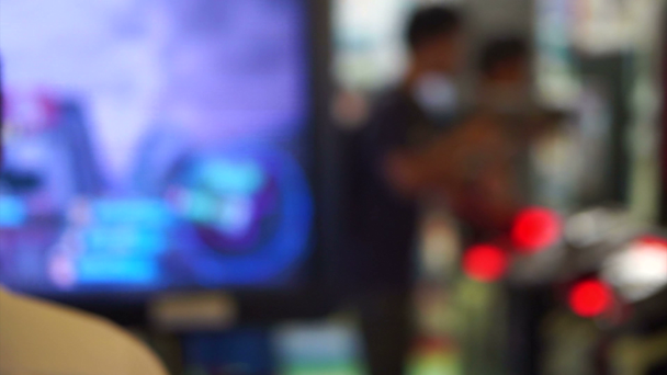 Vidéo de concept vue floue dans le centre de jeu d'arcade avec des jeux et des lumières
 - Séquence, vidéo