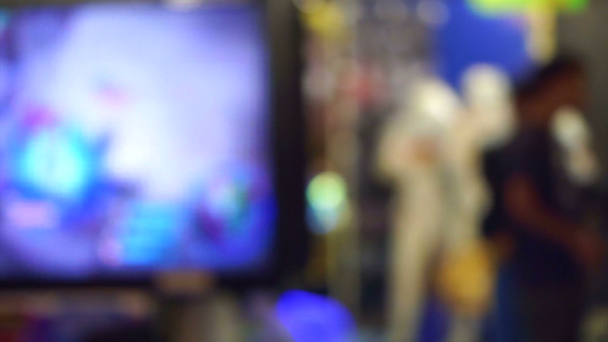 Vídeo de conceito visão desfocada no centro de jogos de arcade com jogos e luzes
 - Filmagem, Vídeo