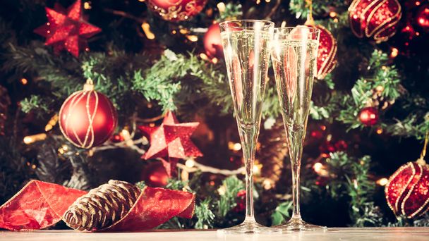 Két pohár pezsgőt a karácsonyfa háttér. Holiday - Fotó, kép