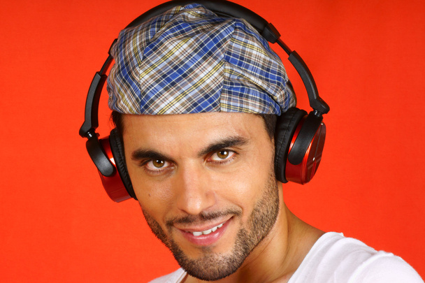30 years old man with beret and earphones - Photo, Image