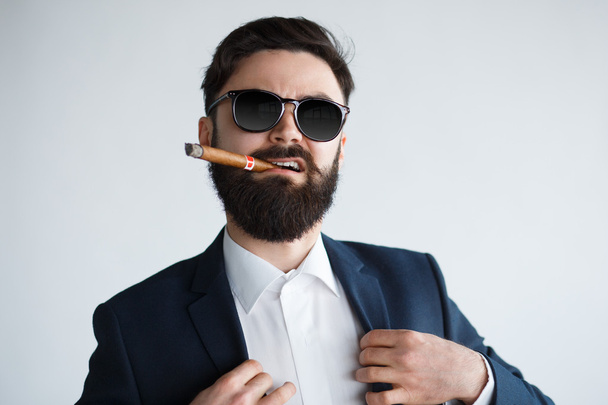 bearded man smoking cigar - Фото, изображение