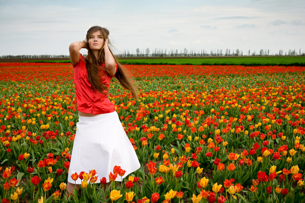 Beautiful woman in tulips field - Foto, Imagem