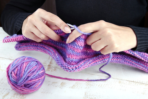  Tricot d'écharpe en laine
 - Photo, image