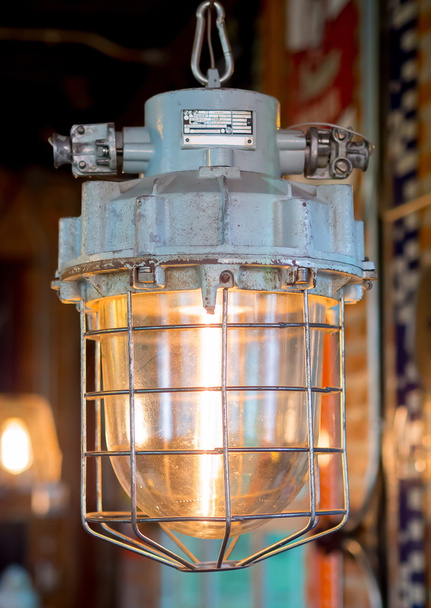 Glühbirne und Lampe im Vintage-Stil. Glühbirne mit warmem Ton. Lampen im Café.   - Foto, Bild