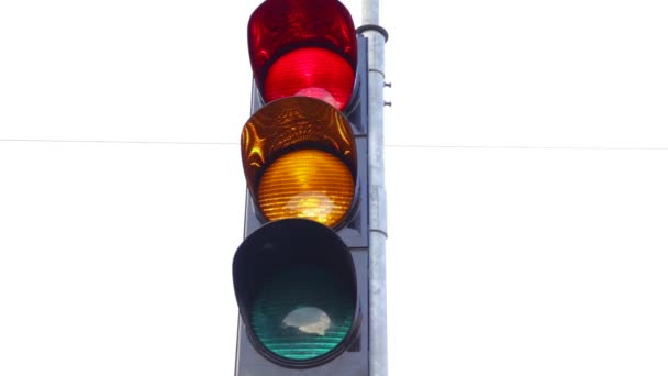 trafik üzerinde sokak dönüm kırmızı durdurmak için yeşil yanıp sönen ışıkları semafor git - Video, Çekim