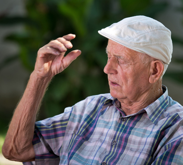 Portret van een oudere man - Foto, afbeelding
