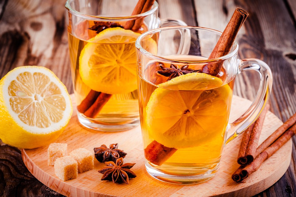гарячий чай з лимоном, анісом і корицею в скляних чашках
 - Фото, зображення