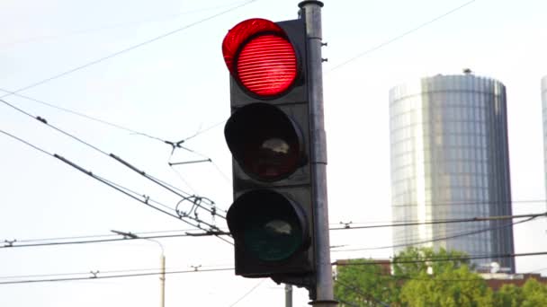 gaśnie na ulicy toczenia migający się od czerwony stop Green ruchu semafora - Materiał filmowy, wideo