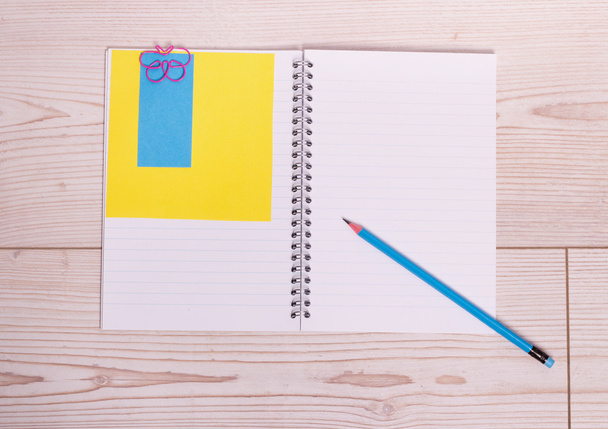Caderno com lápis e papel de nota
 - Foto, Imagem