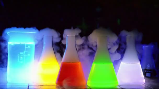 Detailní záběr chemické experimenty In The Dark - Záběry, video