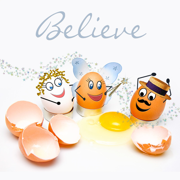 Huevos con rostros rodeando conchas rotas Texto: Creer
 - Foto, Imagen