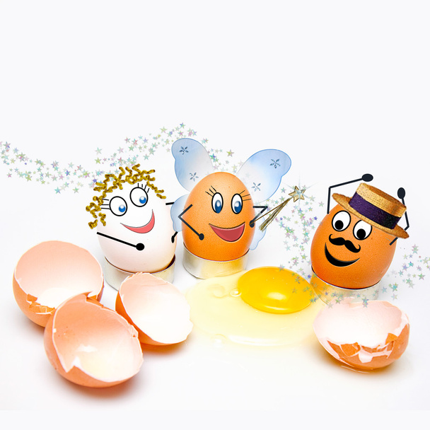 Kırık kabukları metin çevreleyen yüzü olan yumurta: inan - Fotoğraf, Görsel