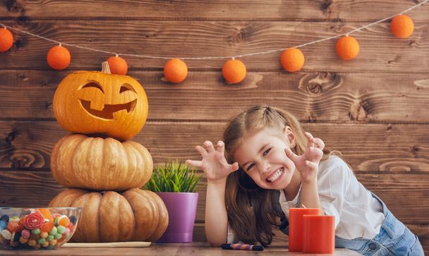 girl with carving pumpkin - Zdjęcie, obraz