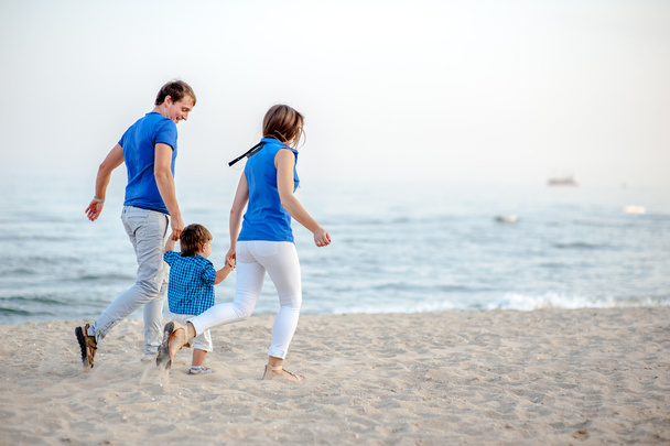 Женщина, мужчина и ребенок на пляже
  - Фото, изображение