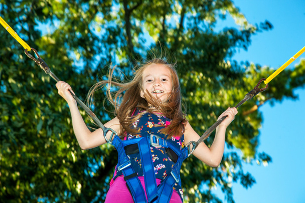 Kız trambolinde zıplıyor - Fotoğraf, Görsel