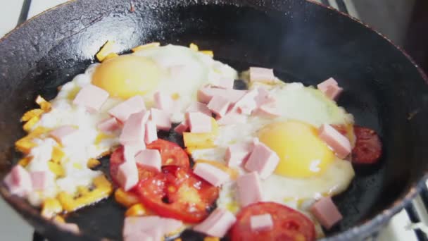 uova fritte in una pentola - Filmati, video