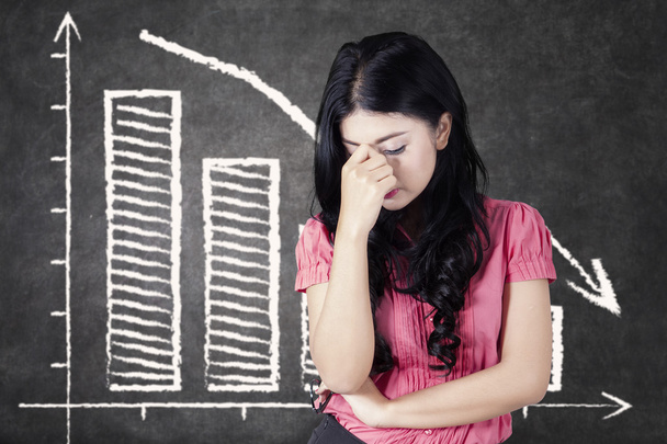 Frustrated woman and declining chart - Фото, зображення