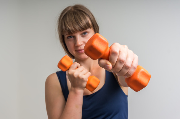 Fitness žena dělá cvičení s činkami - Fotografie, Obrázek