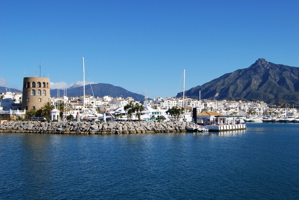 Вход в гавань со сторожевой башней слева и горой Ла Конча сзади, Пуэрто Банус, Марбелья
. - Фото, изображение