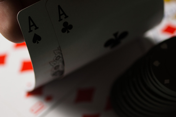 Concepto de tarjetas y fichas de poker
. - Foto, imagen