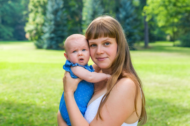 美しい母親と彼女の赤ちゃんを公園で遊ぶ - 写真・画像
