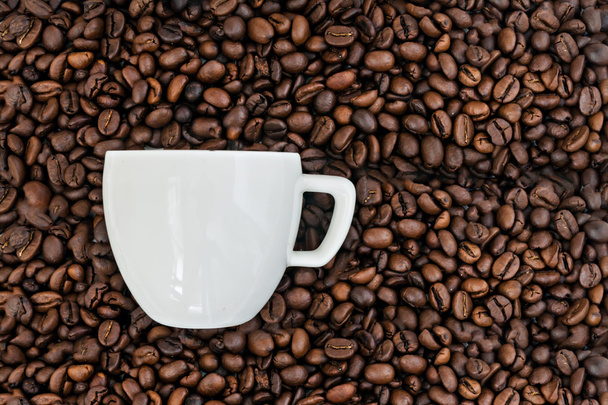 Copo de café branco no fundo de grãos de café
 - Foto, Imagem