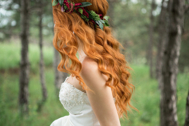 Bride in the park. Red-haired woman. - Foto, immagini