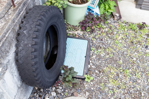 Neumáticos usados trampas terreno de reproducción de riesgo de lluvia para mosquitos
 - Foto, imagen