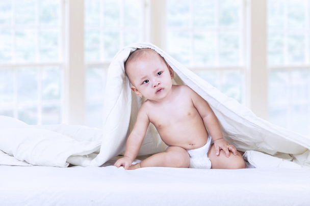 Cute baby inside blanket - indoor - Fotoğraf, Görsel
