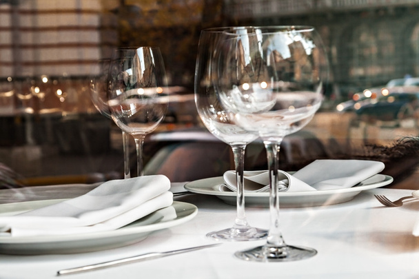 reflected in the empty glasses in a restaurant close up - Foto, Imagem