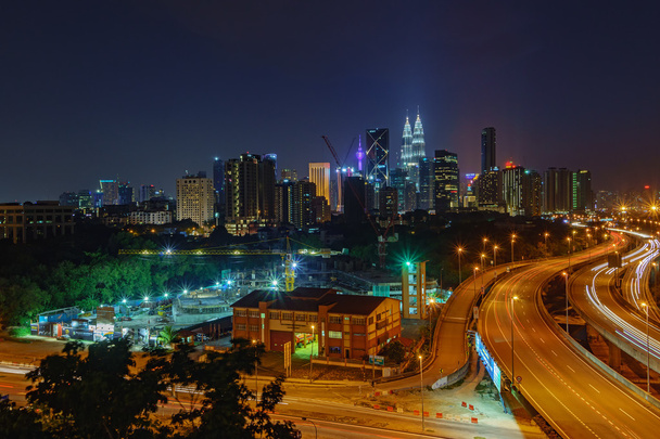 Paesaggio drammatico di autostrada sopraelevata nella città di Kuala Lumpur
. - Foto, immagini