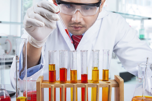 Научный сотрудник проводит химический тест
 - Фото, изображение
