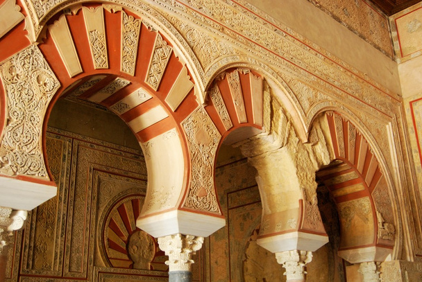 Oblouky s propracovanou sádrou v Central Nave, síni Abd al-Rahman III, Medina Azahara. - Fotografie, Obrázek